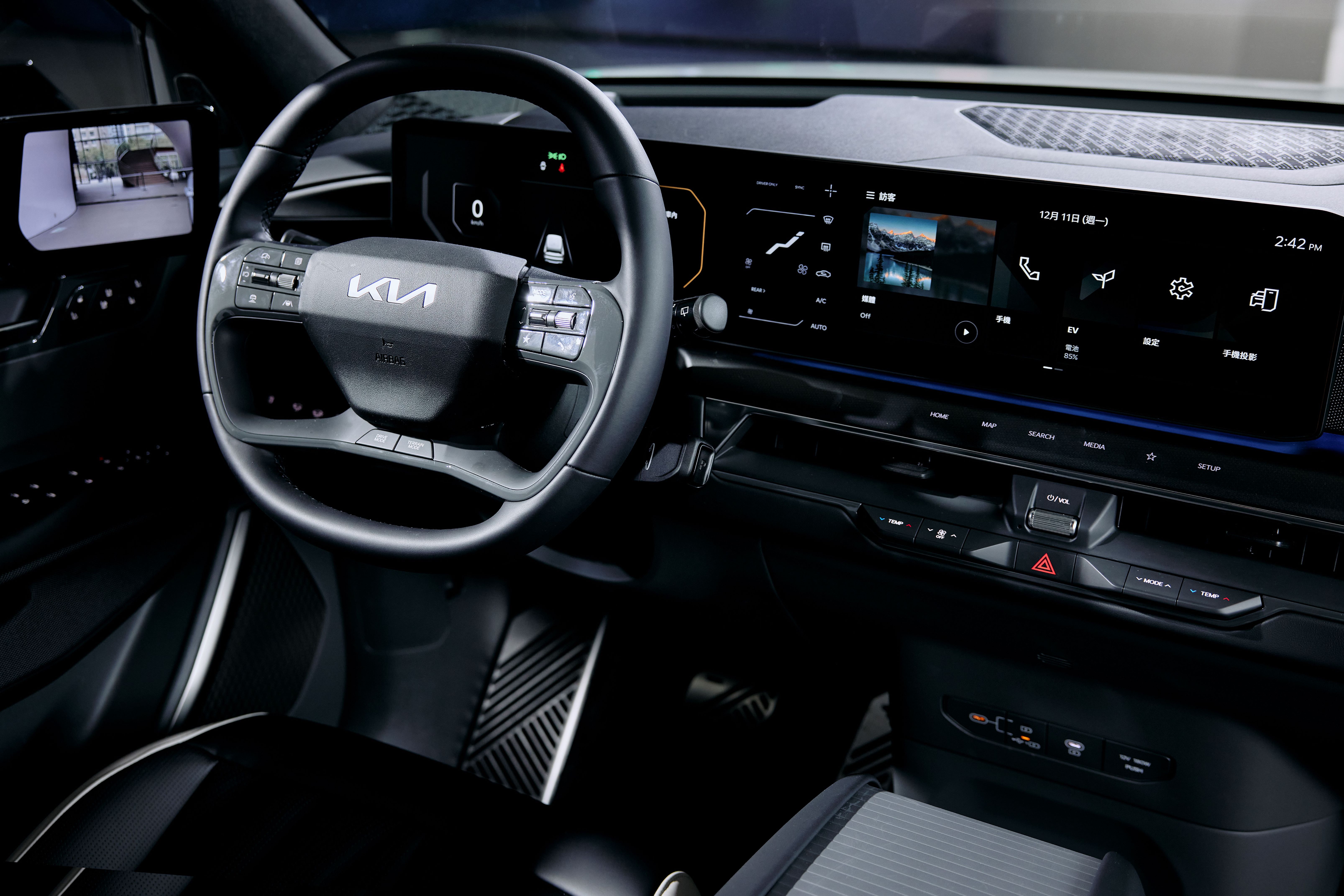 2.The Kia EV9以「Bold大膽」設計思維出發，並落實Kia品牌的永續設計策略，座艙採用多達10種永續材質。